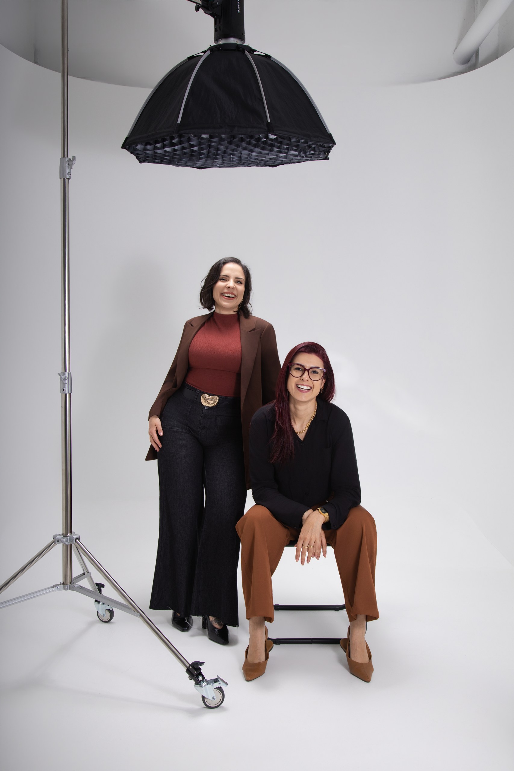 Camila e Alinne sorrindo nos bastidores do estúdio
