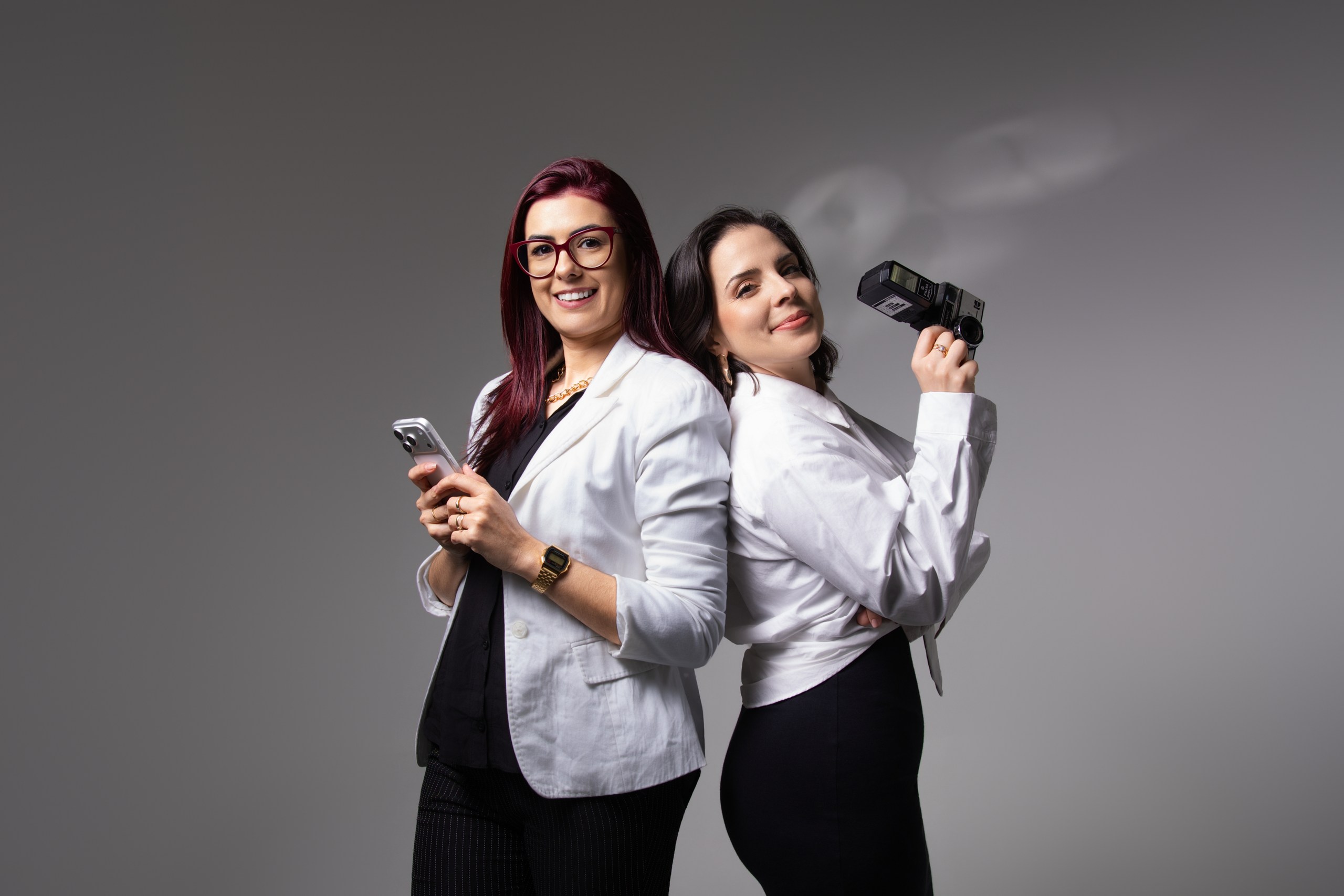 Camila Severo e Alinne Zucolotto no estúdio, com celular e câmera