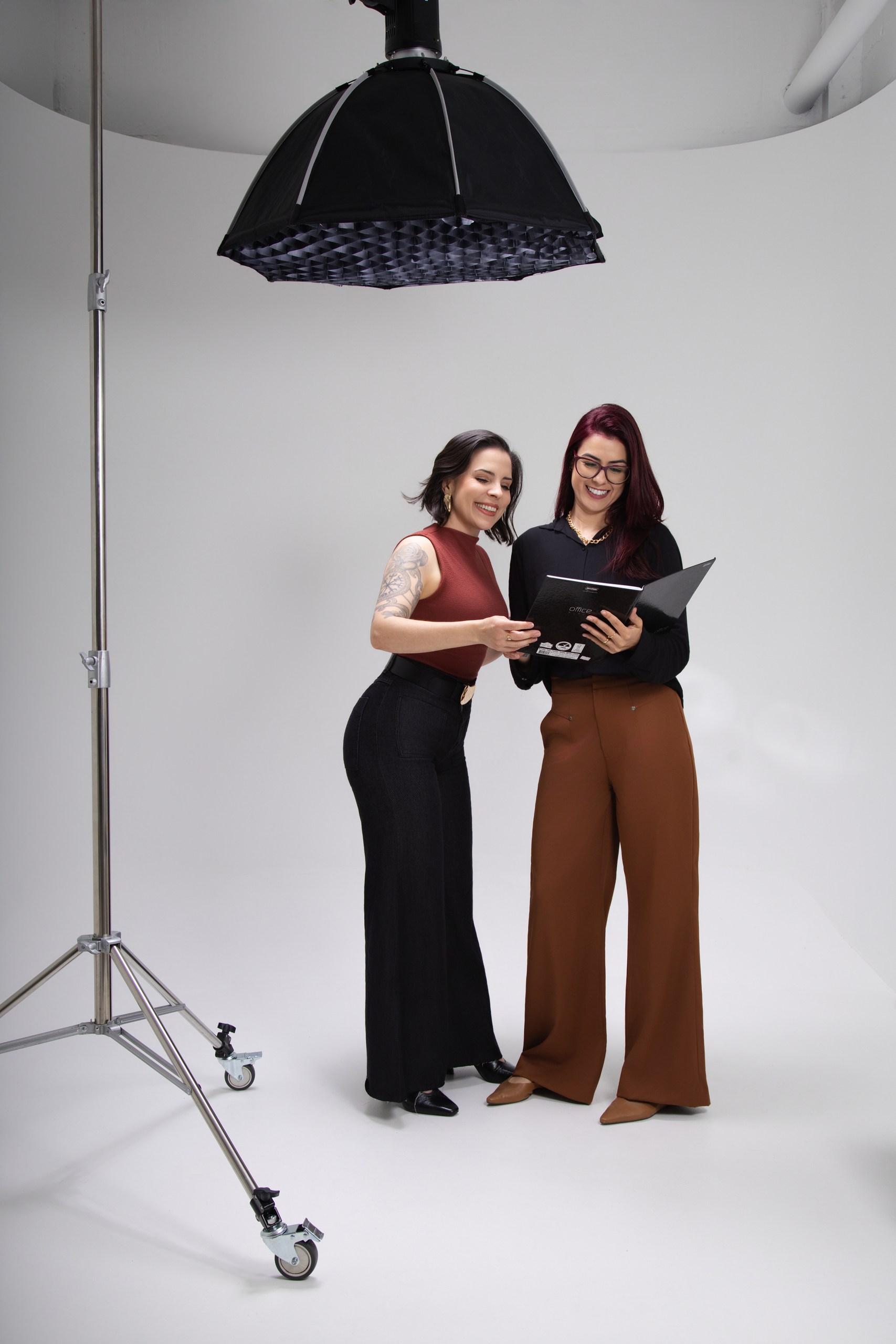 Camila e Alinne revisando o planejamento no estúdio